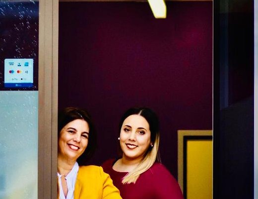 Luisa Garrido und Andrea Fernandes im Eingang der Prime Consulting GmbH in Neuenkirch.